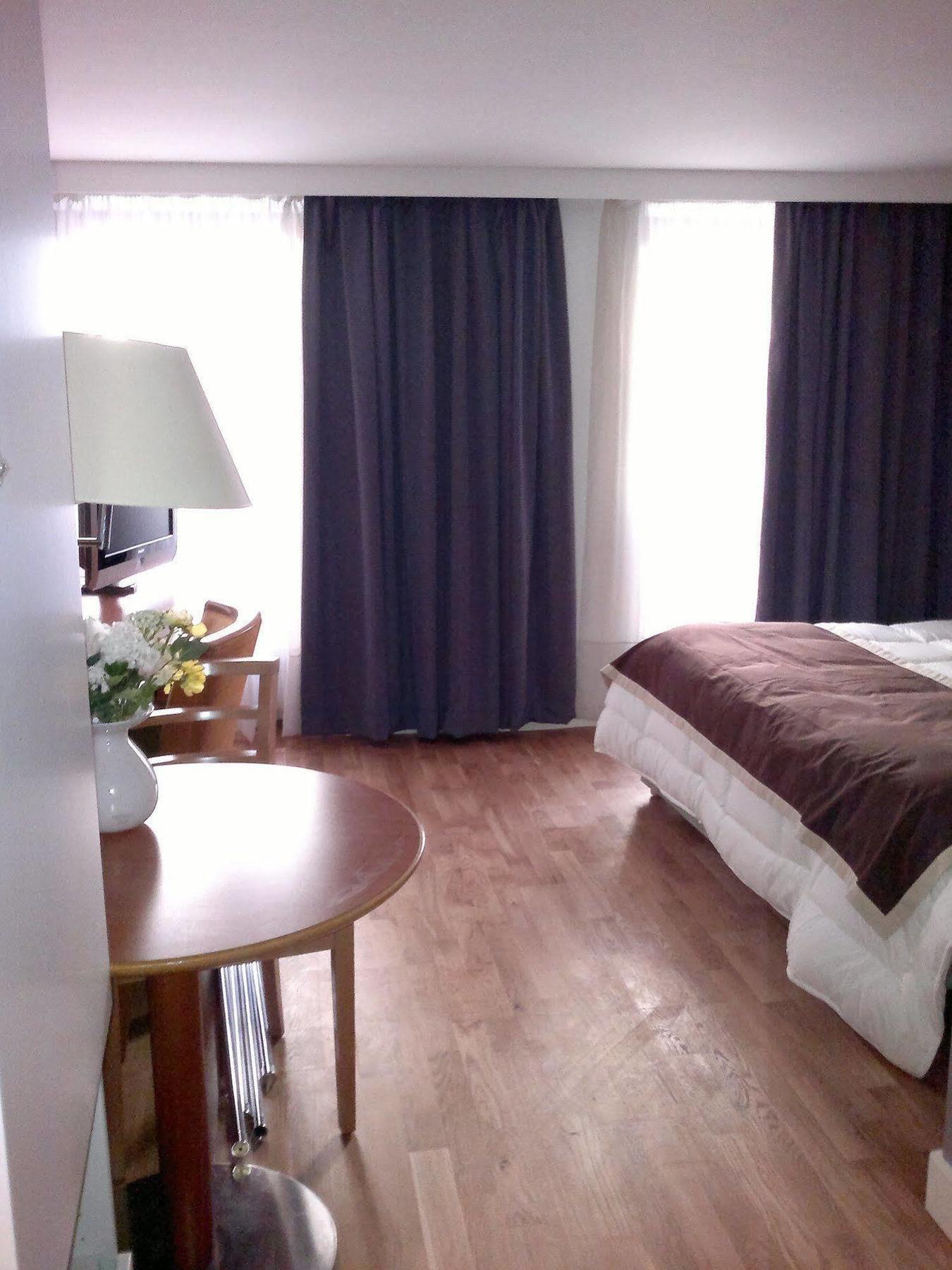 Hotel Metropolitain Parigi Esterno foto